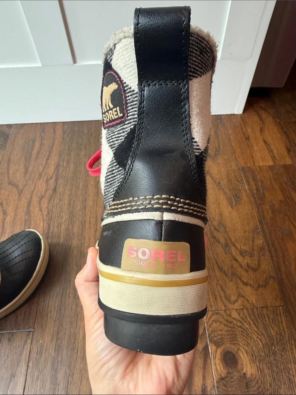 Sorel Women’s Black & Cream Plaid Snow Boots Lace-up boots with Pink Laces